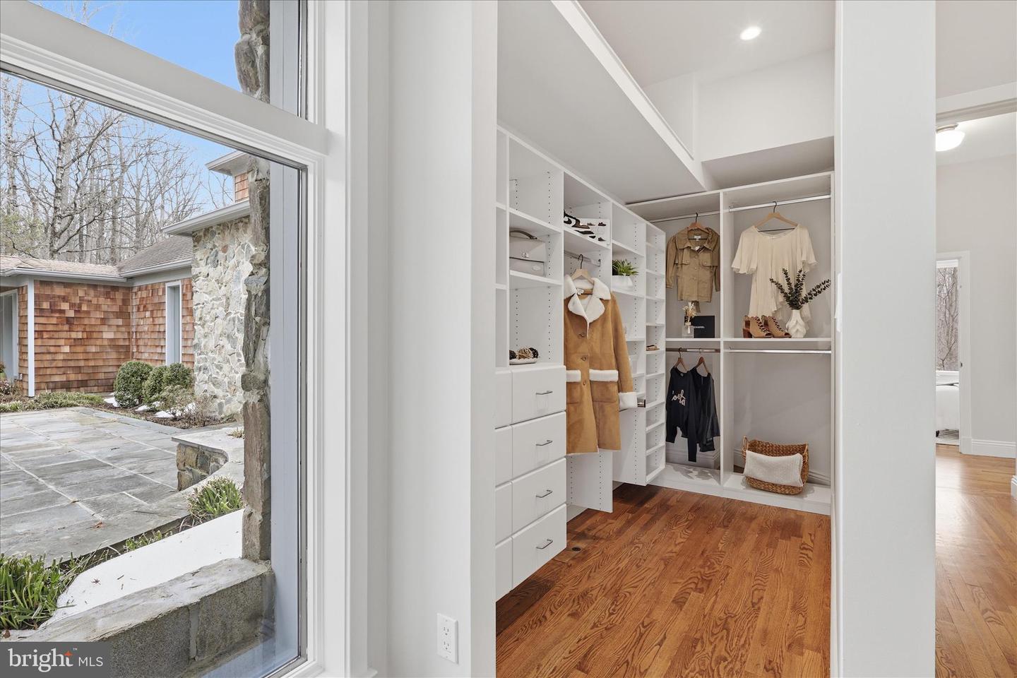 945 HICKORY RUN LN, GREAT FALLS, Virginia 22066, 4 Bedrooms Bedrooms, ,4 BathroomsBathrooms,Residential,For sale,945 HICKORY RUN LN,VAFX2292532 MLS # VAFX2292532