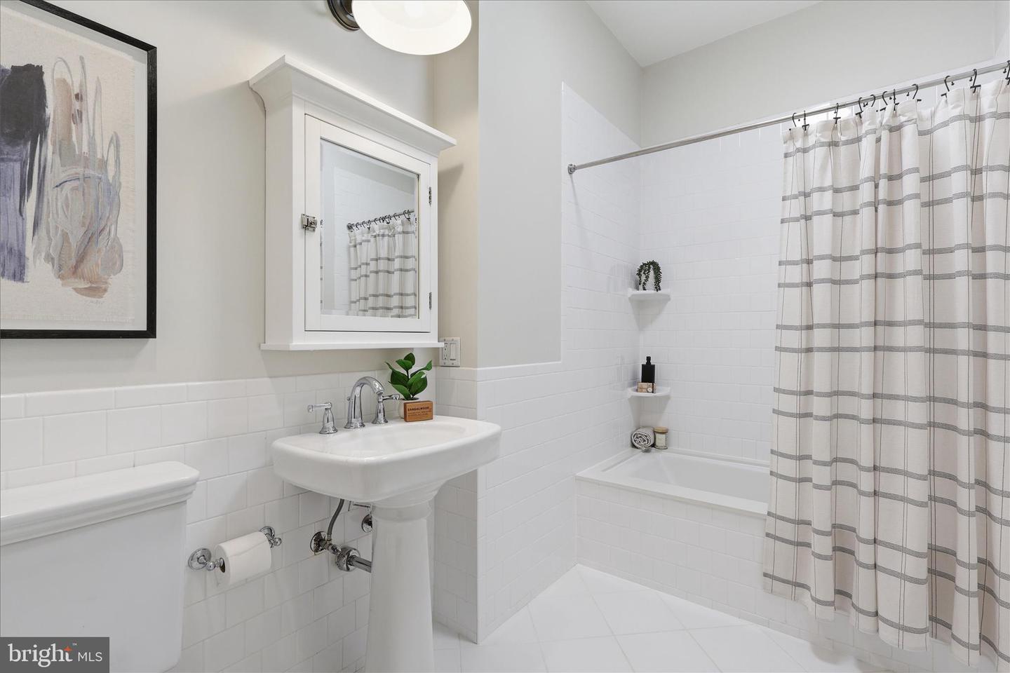 945 HICKORY RUN LN, GREAT FALLS, Virginia 22066, 4 Bedrooms Bedrooms, ,4 BathroomsBathrooms,Residential,For sale,945 HICKORY RUN LN,VAFX2292532 MLS # VAFX2292532