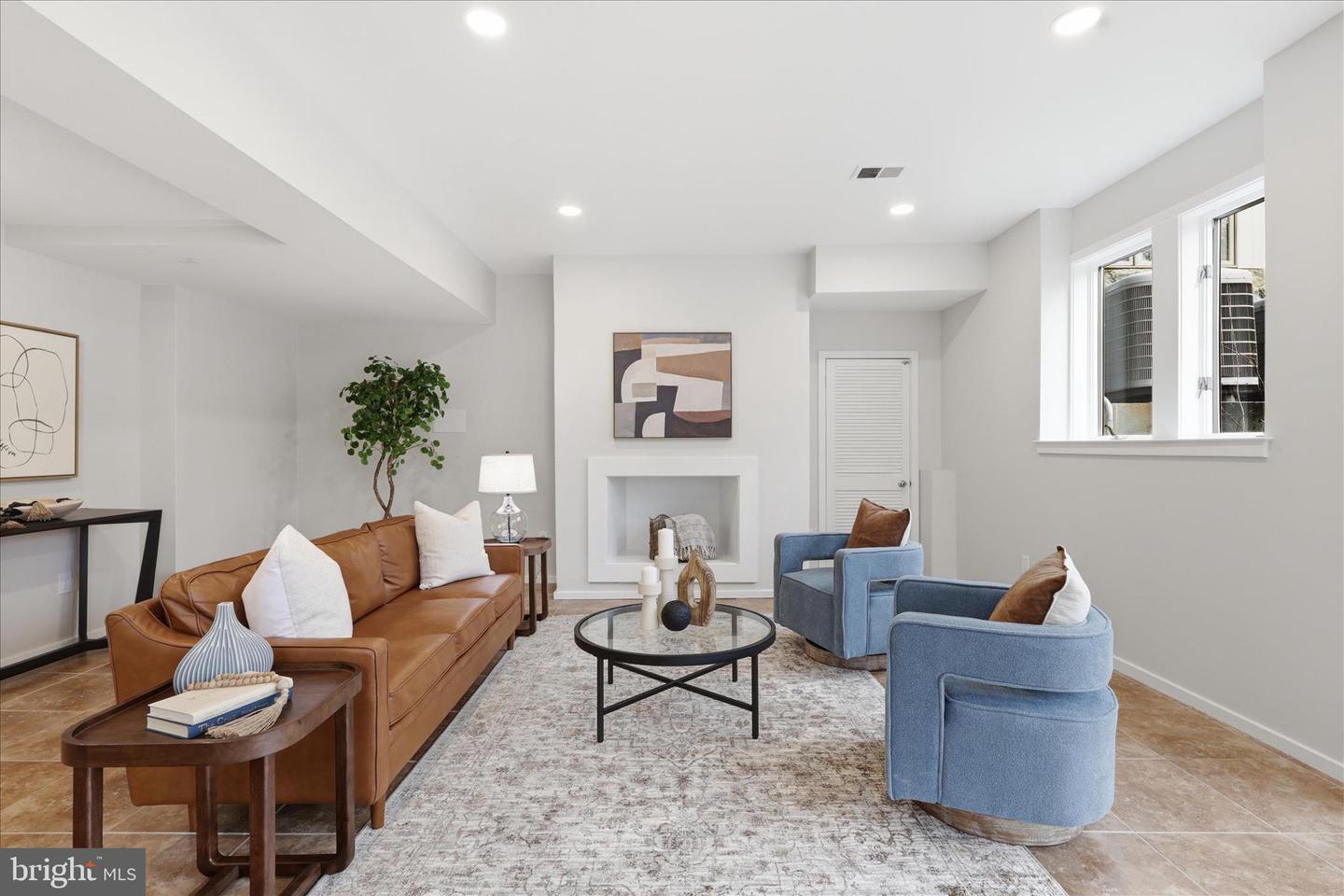 945 HICKORY RUN LN, GREAT FALLS, Virginia 22066, 4 Bedrooms Bedrooms, ,4 BathroomsBathrooms,Residential,For sale,945 HICKORY RUN LN,VAFX2292532 MLS # VAFX2292532