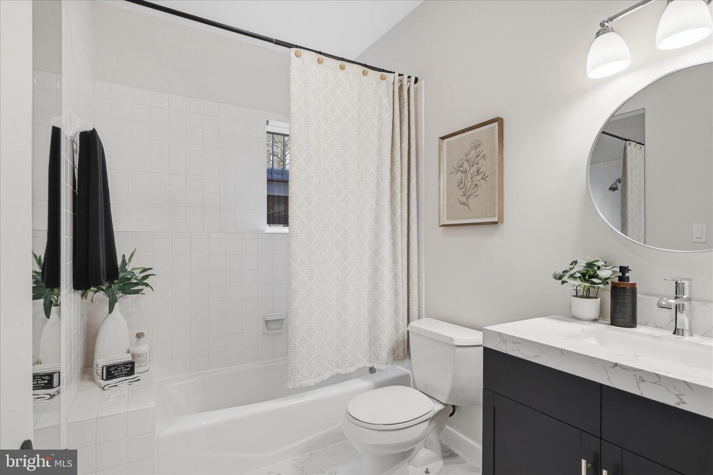 945 HICKORY RUN LN, GREAT FALLS, Virginia 22066, 4 Bedrooms Bedrooms, ,4 BathroomsBathrooms,Residential,For sale,945 HICKORY RUN LN,VAFX2292532 MLS # VAFX2292532