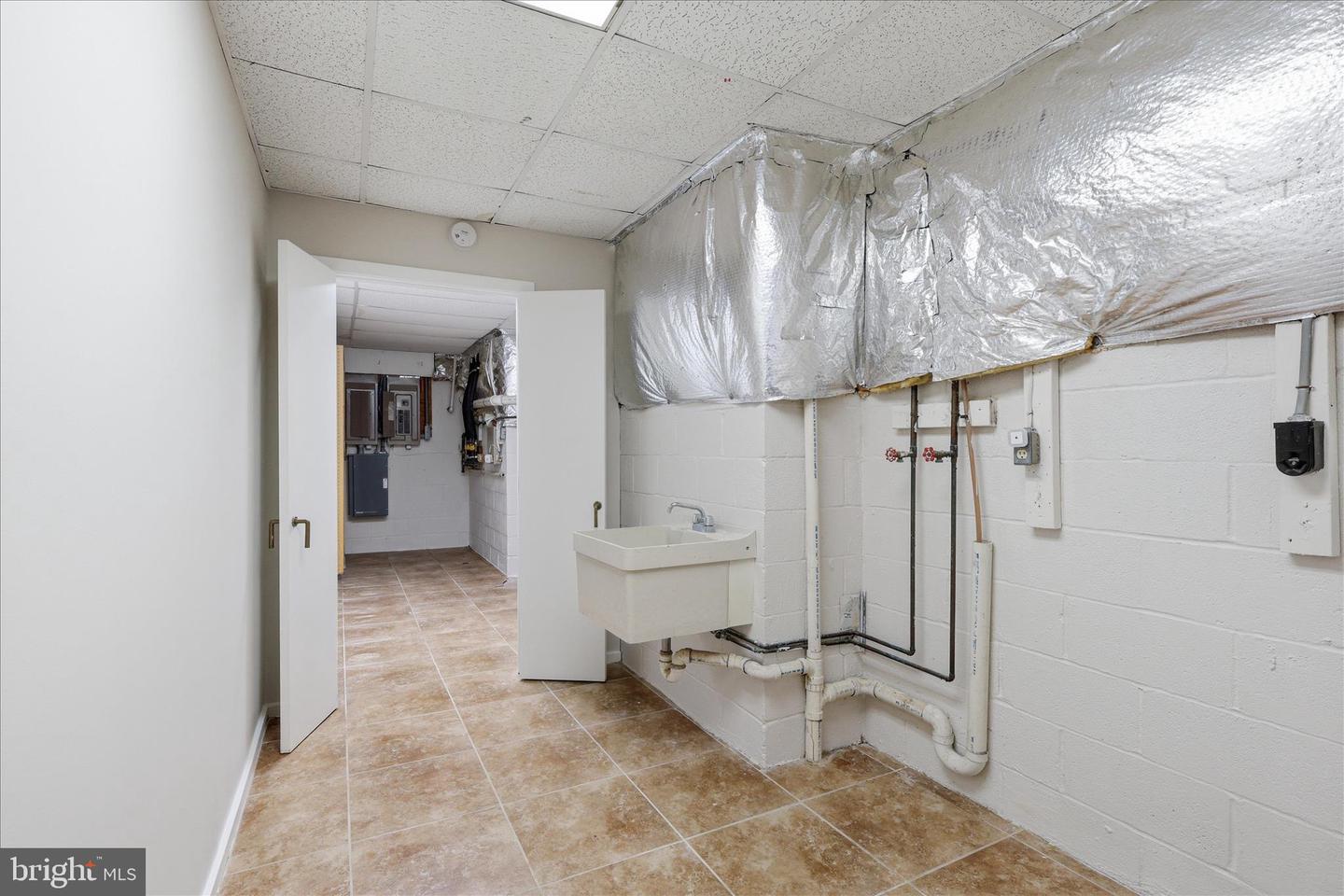 945 HICKORY RUN LN, GREAT FALLS, Virginia 22066, 4 Bedrooms Bedrooms, ,4 BathroomsBathrooms,Residential,For sale,945 HICKORY RUN LN,VAFX2292532 MLS # VAFX2292532