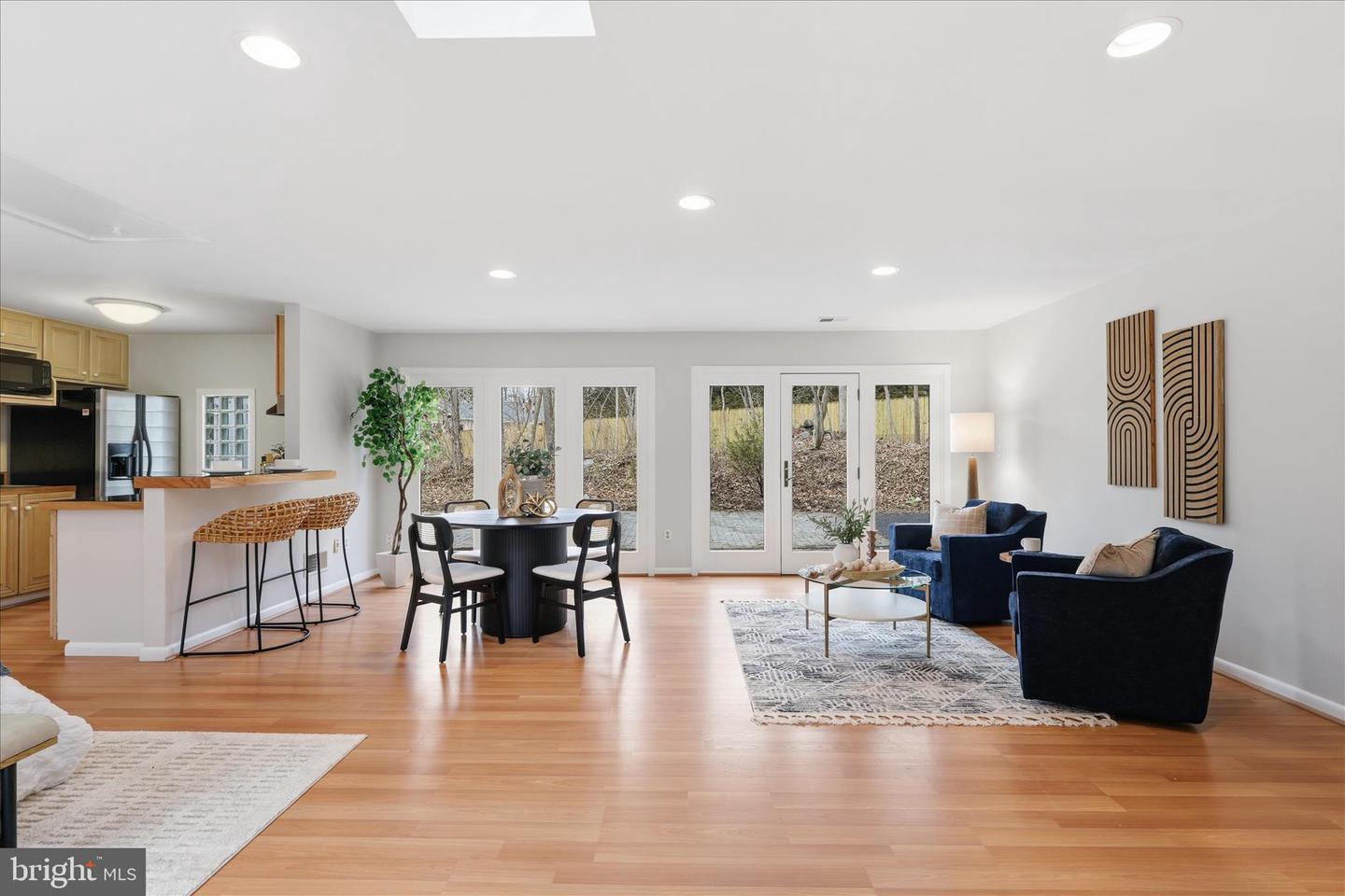 945 HICKORY RUN LN, GREAT FALLS, Virginia 22066, 4 Bedrooms Bedrooms, ,4 BathroomsBathrooms,Residential,For sale,945 HICKORY RUN LN,VAFX2292532 MLS # VAFX2292532