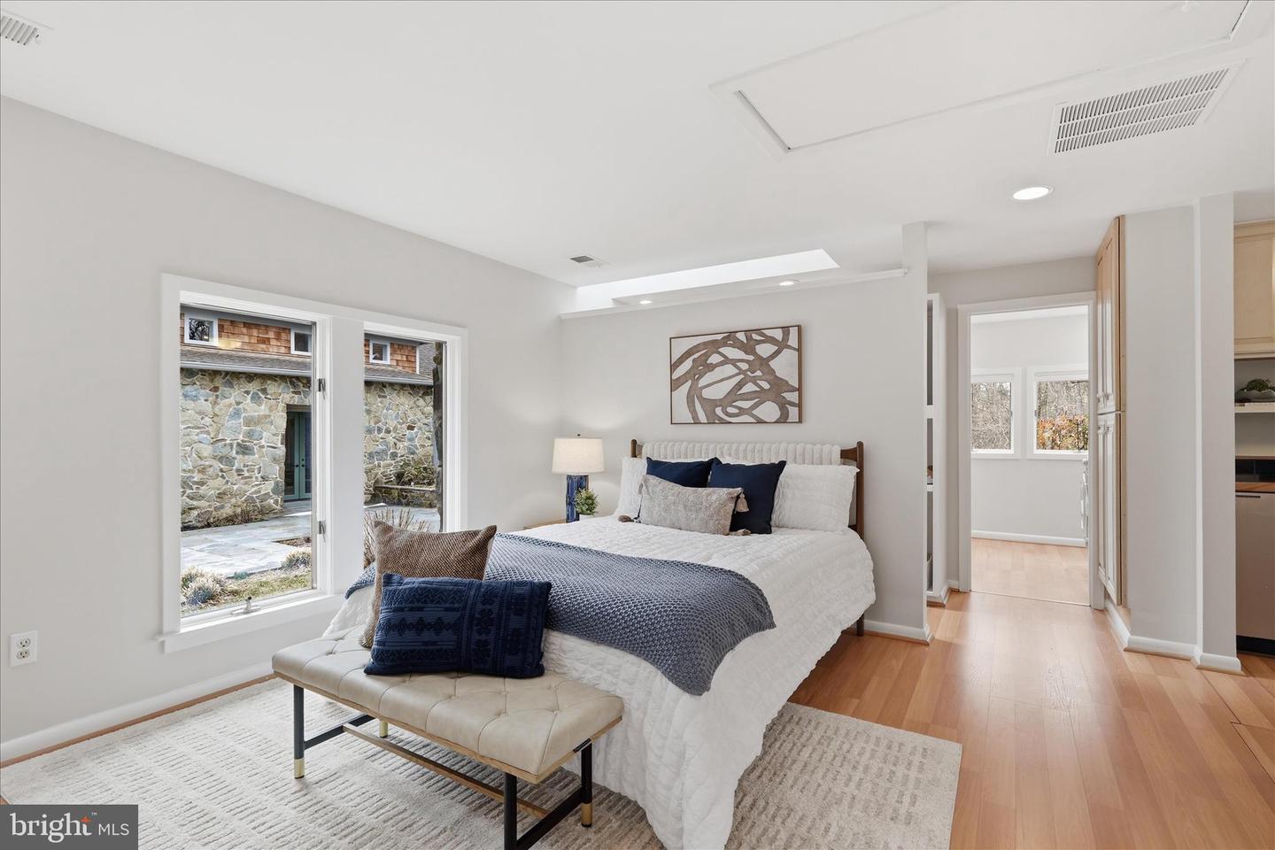 945 HICKORY RUN LN, GREAT FALLS, Virginia 22066, 4 Bedrooms Bedrooms, ,4 BathroomsBathrooms,Residential,For sale,945 HICKORY RUN LN,VAFX2292532 MLS # VAFX2292532