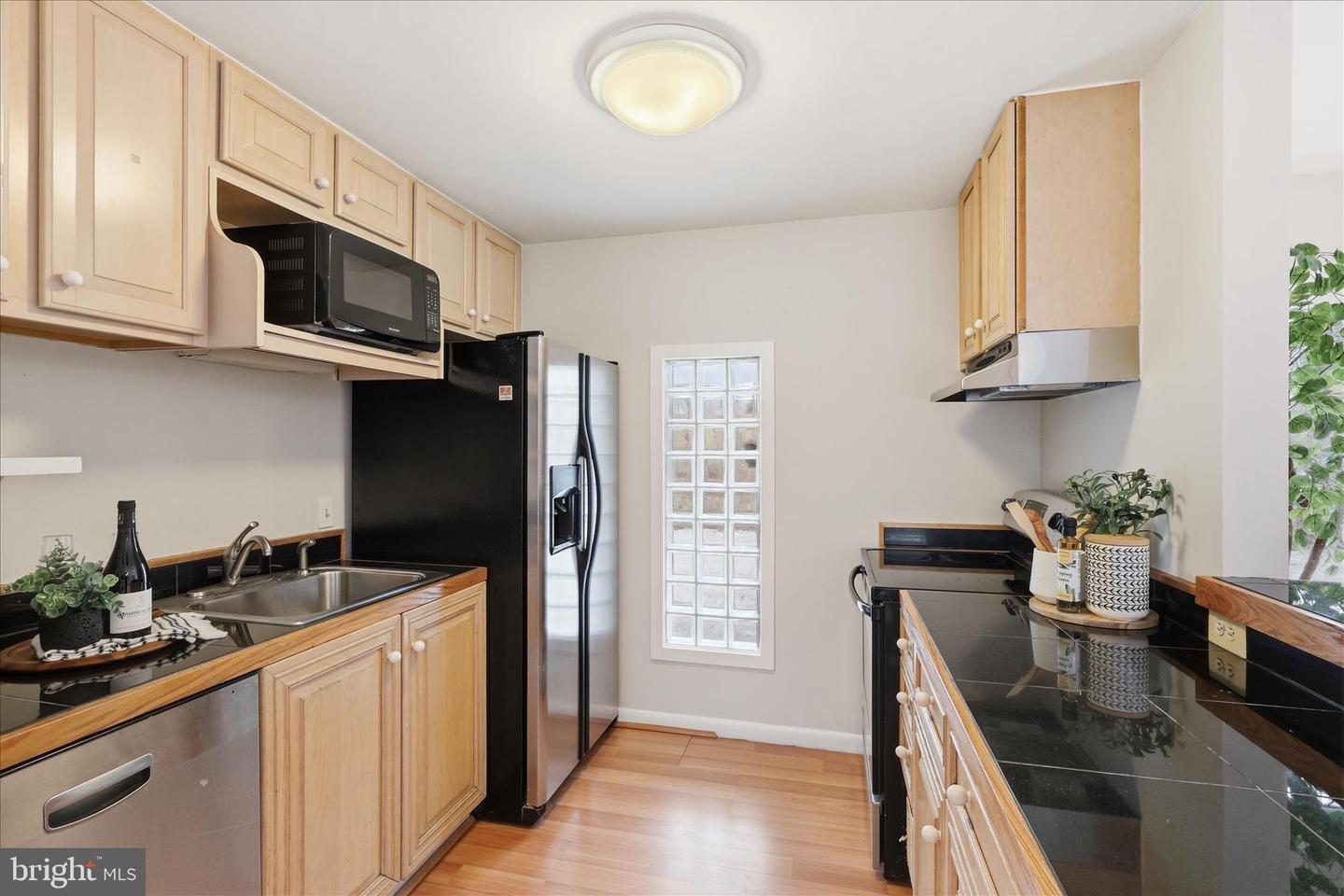 945 HICKORY RUN LN, GREAT FALLS, Virginia 22066, 4 Bedrooms Bedrooms, ,4 BathroomsBathrooms,Residential,For sale,945 HICKORY RUN LN,VAFX2292532 MLS # VAFX2292532