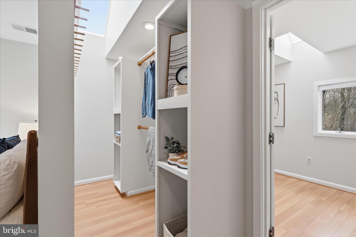 945 HICKORY RUN LN, GREAT FALLS, Virginia 22066, 4 Bedrooms Bedrooms, ,4 BathroomsBathrooms,Residential,For sale,945 HICKORY RUN LN,VAFX2292532 MLS # VAFX2292532