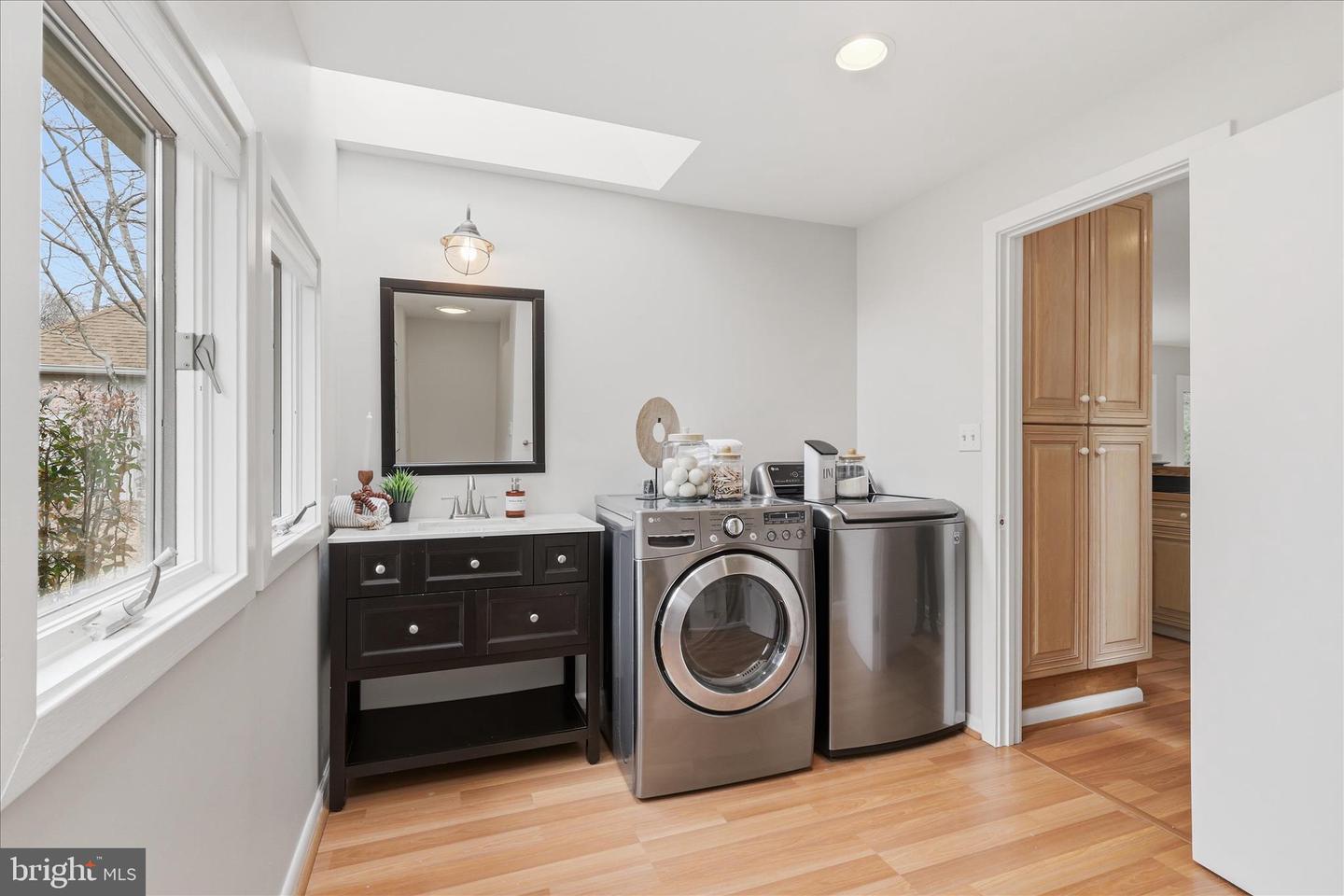 945 HICKORY RUN LN, GREAT FALLS, Virginia 22066, 4 Bedrooms Bedrooms, ,4 BathroomsBathrooms,Residential,For sale,945 HICKORY RUN LN,VAFX2292532 MLS # VAFX2292532