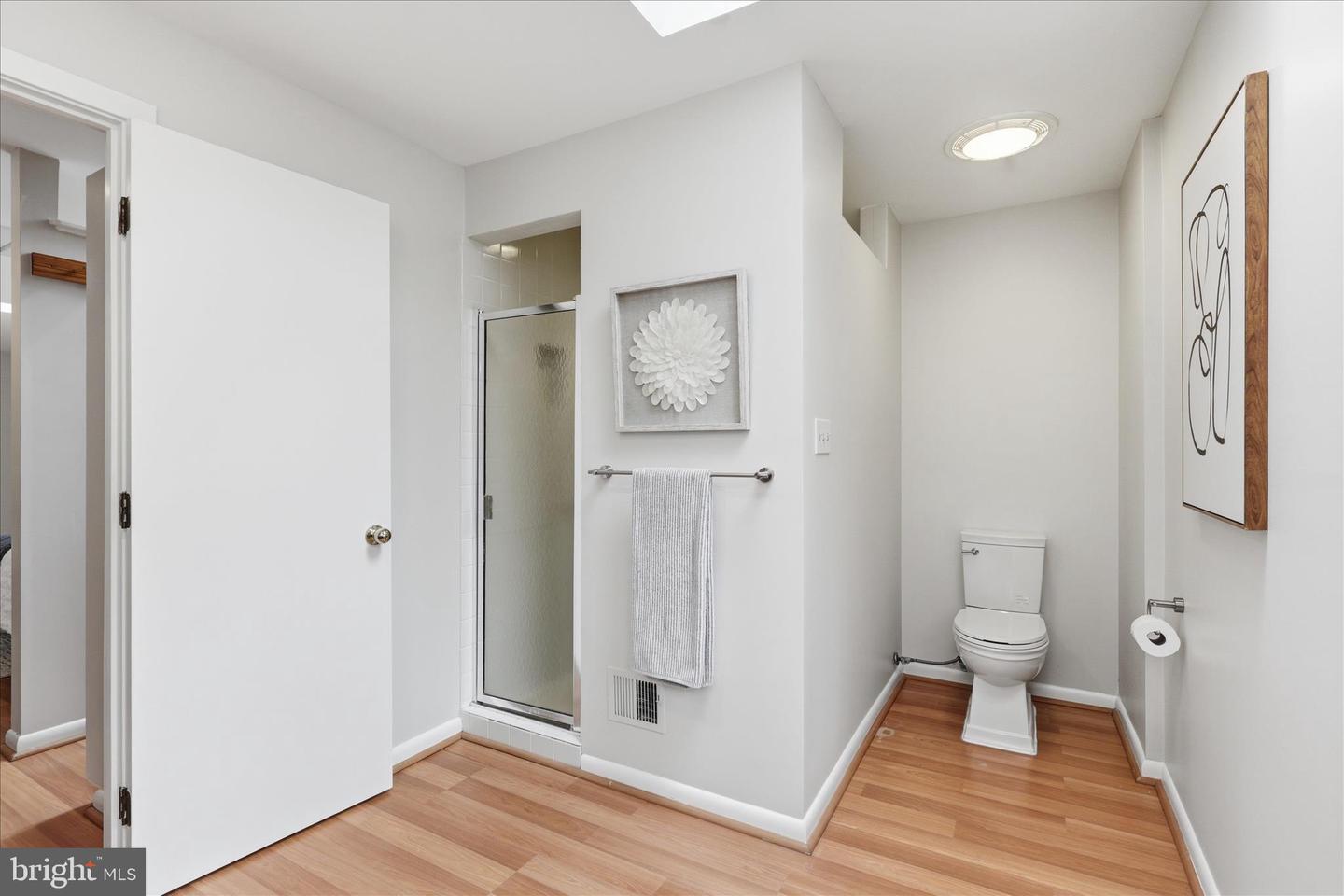 945 HICKORY RUN LN, GREAT FALLS, Virginia 22066, 4 Bedrooms Bedrooms, ,4 BathroomsBathrooms,Residential,For sale,945 HICKORY RUN LN,VAFX2292532 MLS # VAFX2292532