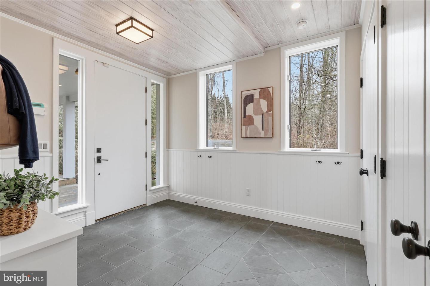 945 HICKORY RUN LN, GREAT FALLS, Virginia 22066, 4 Bedrooms Bedrooms, ,4 BathroomsBathrooms,Residential,For sale,945 HICKORY RUN LN,VAFX2292532 MLS # VAFX2292532