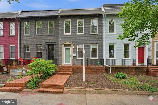 215 15TH ST NE, WASHINGTON, District Of Columbia 20002, 3 Bedrooms Bedrooms, ,1 BathroomBathrooms,Residential,For sale,215 15TH ST NE,DCDC2247558 MLS # DCDC2247558