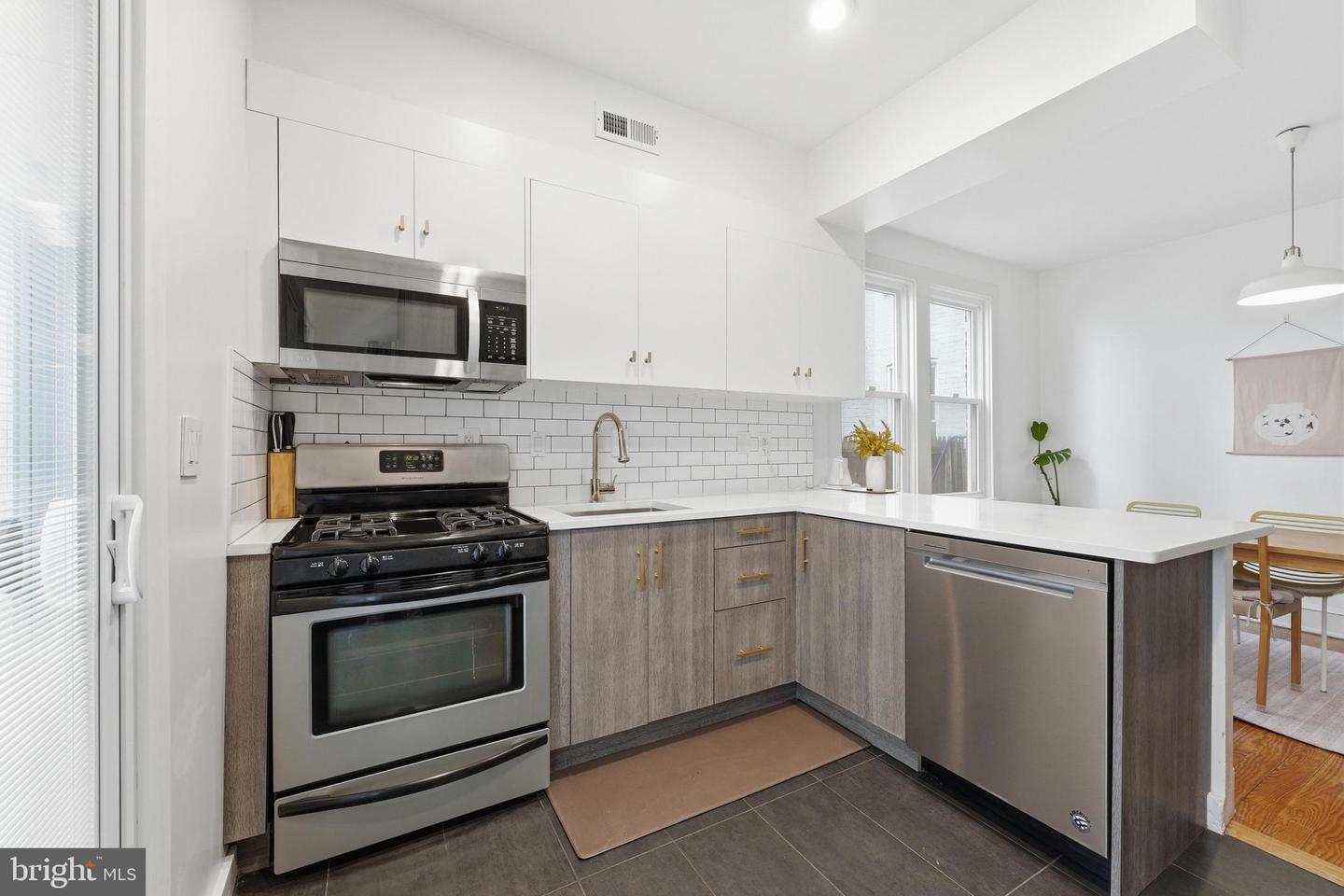 215 15TH ST NE, WASHINGTON, District Of Columbia 20002, 3 Bedrooms Bedrooms, ,1 BathroomBathrooms,Residential,For sale,215 15TH ST NE,DCDC2247558 MLS # DCDC2247558