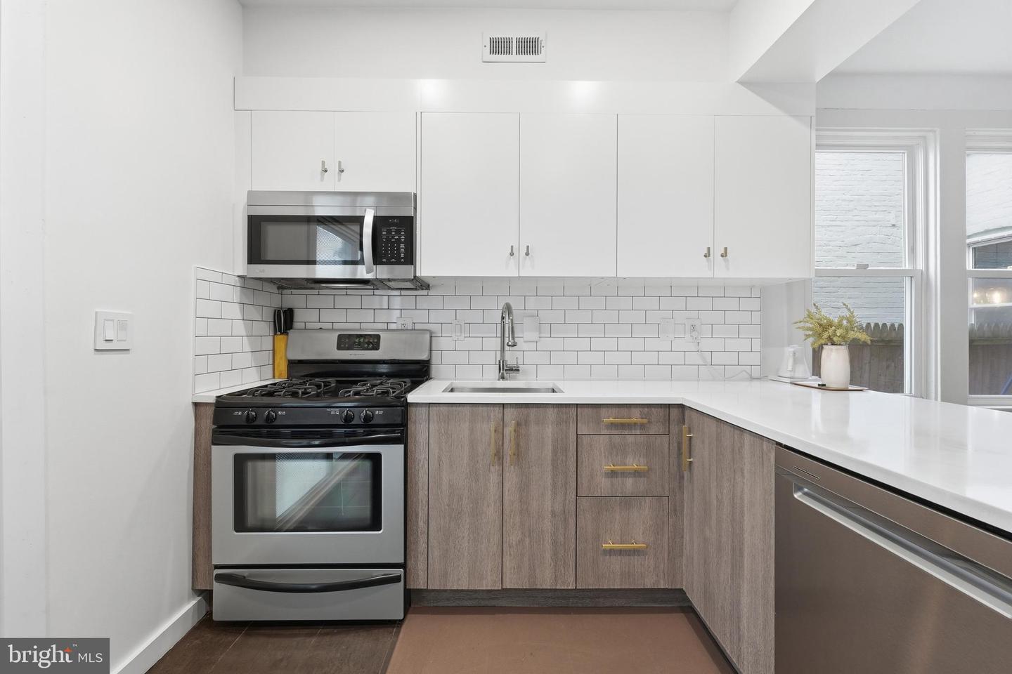 215 15TH ST NE, WASHINGTON, District Of Columbia 20002, 3 Bedrooms Bedrooms, ,1 BathroomBathrooms,Residential,For sale,215 15TH ST NE,DCDC2247558 MLS # DCDC2247558