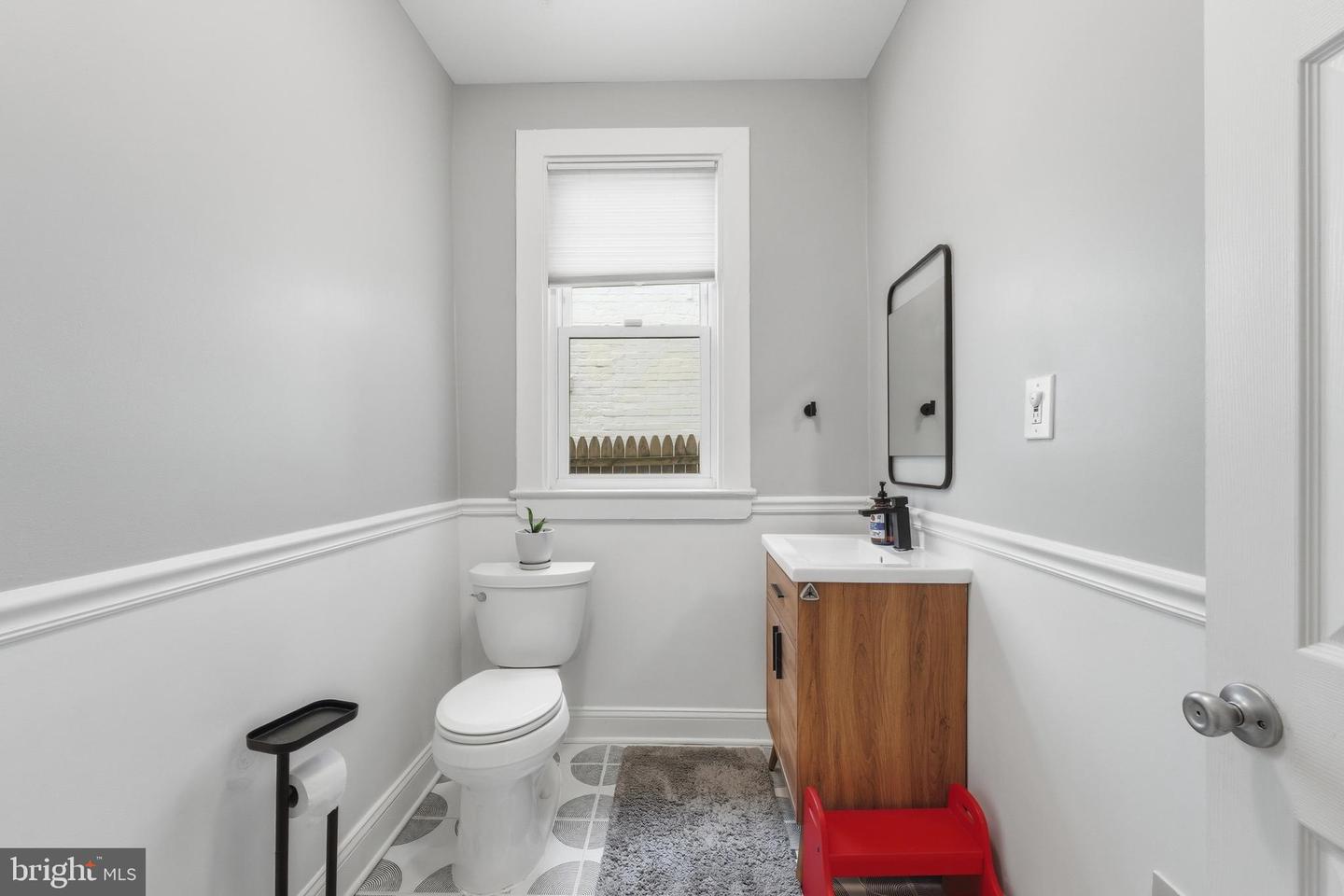 215 15TH ST NE, WASHINGTON, District Of Columbia 20002, 3 Bedrooms Bedrooms, ,1 BathroomBathrooms,Residential,For sale,215 15TH ST NE,DCDC2247558 MLS # DCDC2247558