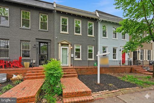 215 15TH ST NE, WASHINGTON, District Of Columbia 20002, 3 Bedrooms Bedrooms, ,1 BathroomBathrooms,Residential,For sale,215 15TH ST NE,DCDC2247558 MLS # DCDC2247558