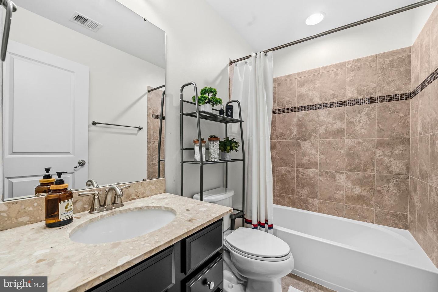 7006 DARBEY KNOLL DR, GAINESVILLE, Virginia 20155, 3 Bedrooms Bedrooms, ,3 BathroomsBathrooms,Residential,For sale,7006 DARBEY KNOLL DR,VAPW2113194 MLS # VAPW2113194