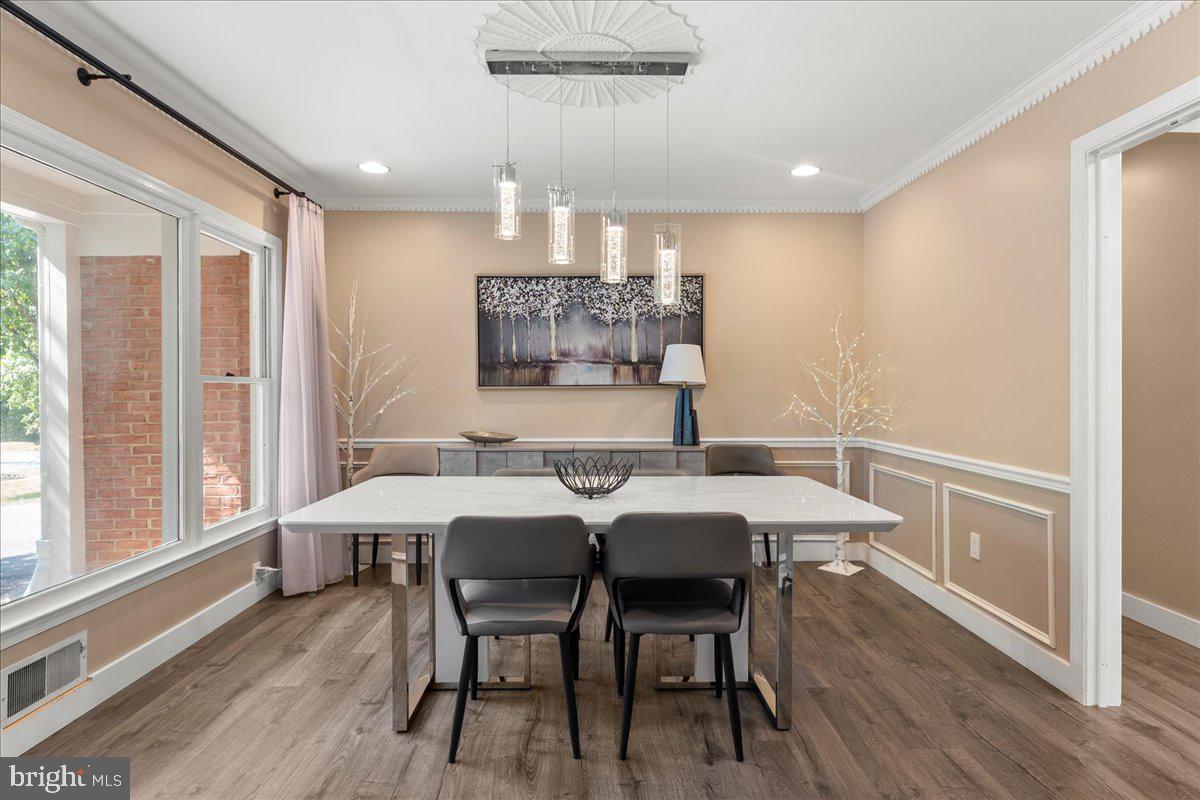 12183 HOLLY KNOLL CIR, GREAT FALLS, Virginia 22066, 4 Bedrooms Bedrooms, ,3 BathroomsBathrooms,Residential,For sale,12183 HOLLY KNOLL CIR,VAFX2292600 MLS # VAFX2292600