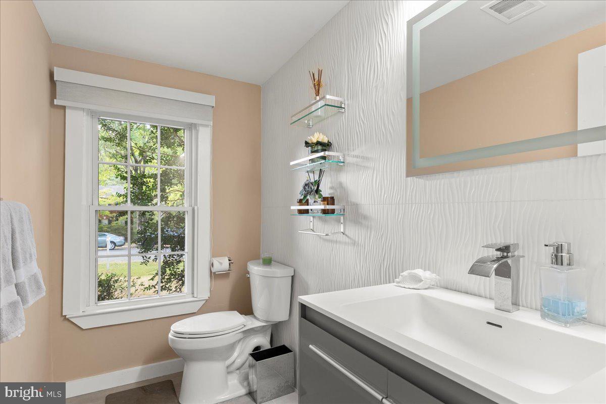 12183 HOLLY KNOLL CIR, GREAT FALLS, Virginia 22066, 4 Bedrooms Bedrooms, ,3 BathroomsBathrooms,Residential,For sale,12183 HOLLY KNOLL CIR,VAFX2292600 MLS # VAFX2292600