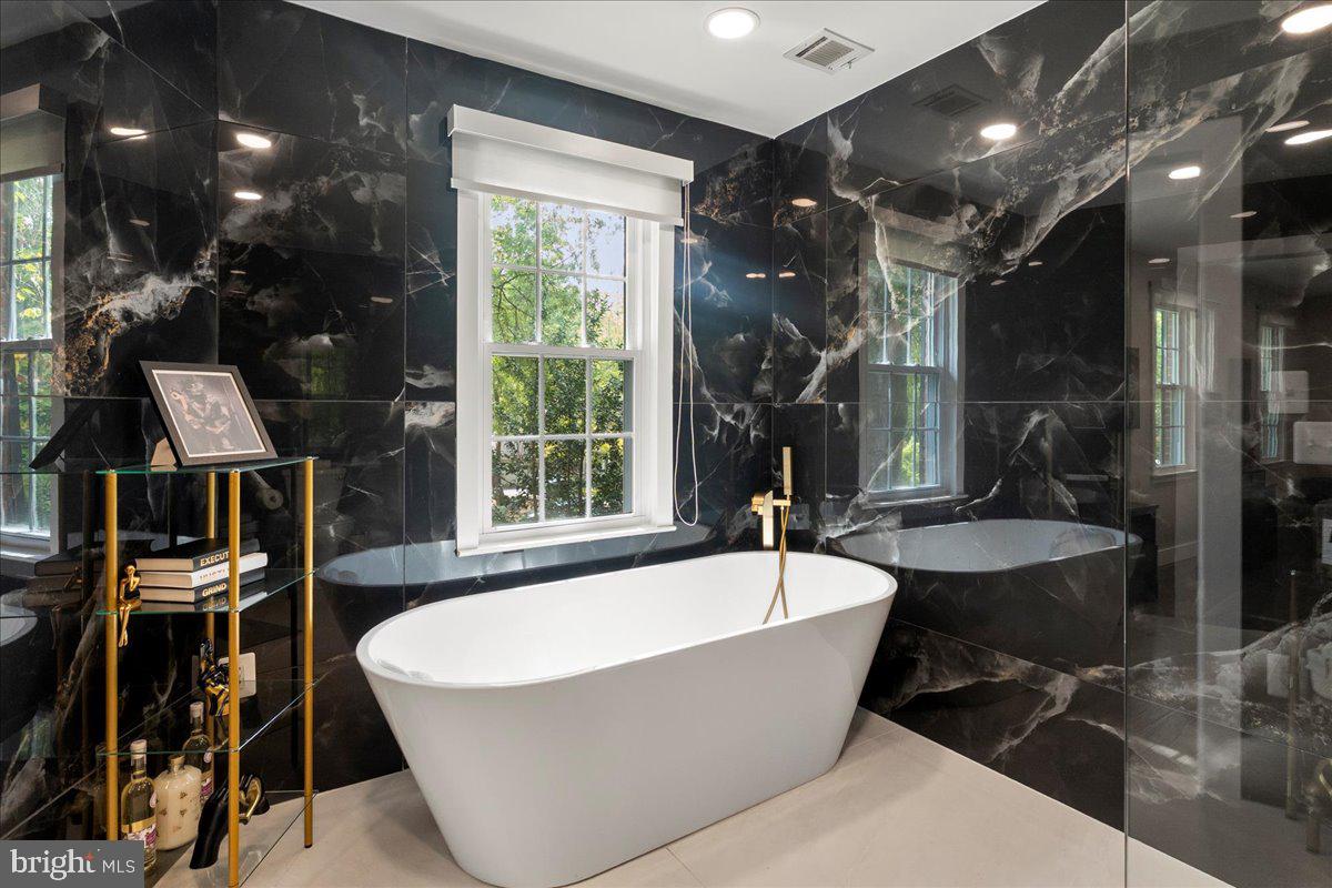 12183 HOLLY KNOLL CIR, GREAT FALLS, Virginia 22066, 4 Bedrooms Bedrooms, ,3 BathroomsBathrooms,Residential,For sale,12183 HOLLY KNOLL CIR,VAFX2292600 MLS # VAFX2292600