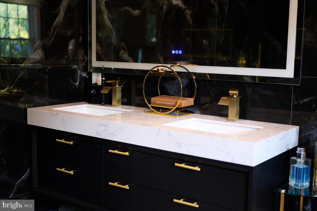 12183 HOLLY KNOLL CIR, GREAT FALLS, Virginia 22066, 4 Bedrooms Bedrooms, ,3 BathroomsBathrooms,Residential,For sale,12183 HOLLY KNOLL CIR,VAFX2292600 MLS # VAFX2292600