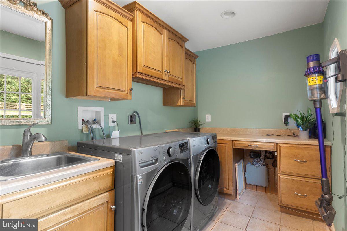 12183 HOLLY KNOLL CIR, GREAT FALLS, Virginia 22066, 4 Bedrooms Bedrooms, ,3 BathroomsBathrooms,Residential,For sale,12183 HOLLY KNOLL CIR,VAFX2292600 MLS # VAFX2292600