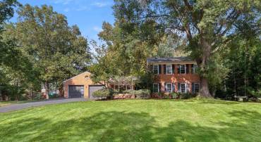 12183 HOLLY KNOLL CIR, GREAT FALLS, Virginia 22066, 4 Bedrooms Bedrooms, ,3 BathroomsBathrooms,Residential,For sale,12183 HOLLY KNOLL CIR,VAFX2292600 MLS # VAFX2292600