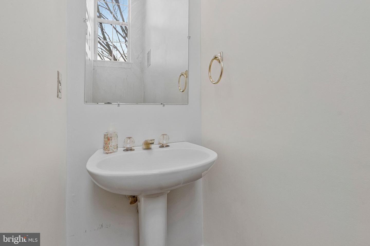 20572 WILLOUGHBY SQ, STERLING, Virginia 20165, 3 Bedrooms Bedrooms, ,2 BathroomsBathrooms,Residential,For sale,20572 WILLOUGHBY SQ,VALO2116896 MLS # VALO2116896