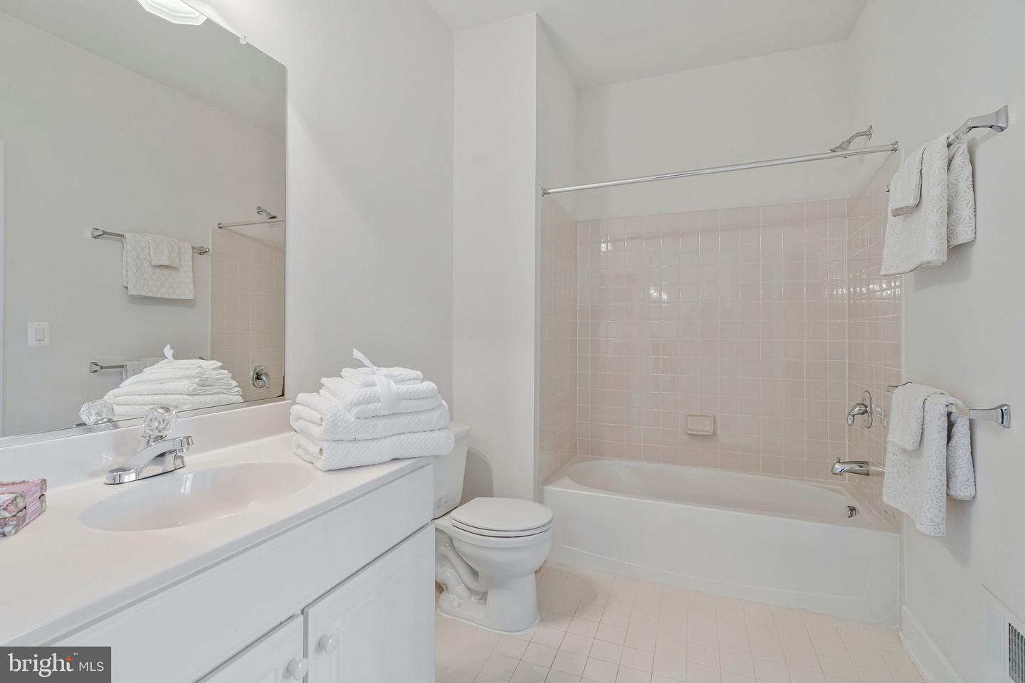 44442 OAKMONT MANOR SQ, ASHBURN, Virginia 20147, 2 Bedrooms Bedrooms, ,2 BathroomsBathrooms,Residential,For sale,44442 OAKMONT MANOR SQ,VALO2117202 MLS # VALO2117202