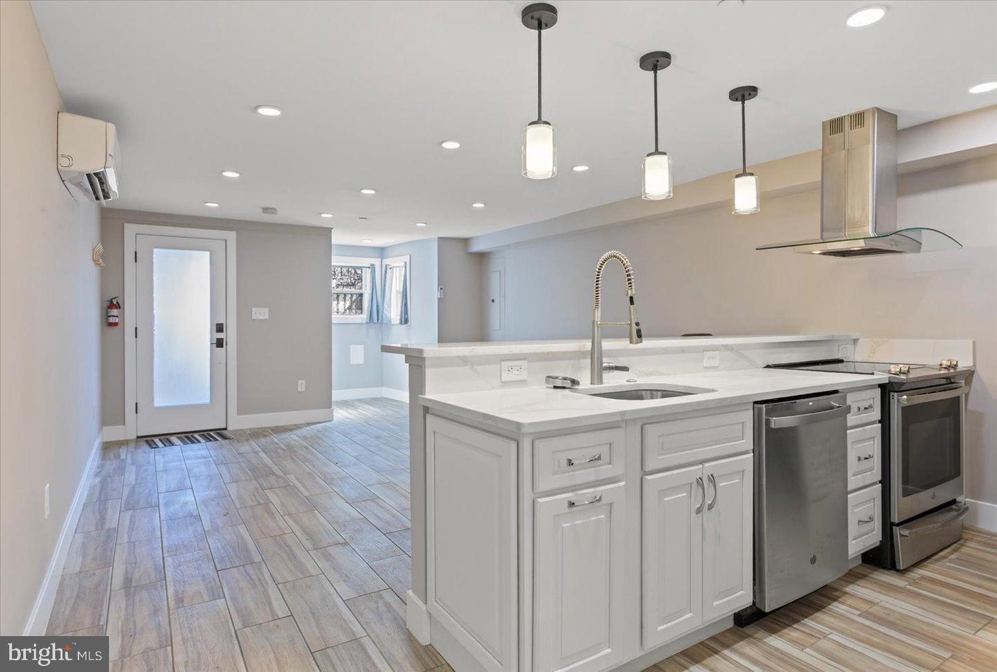 212 5TH ST NE, WASHINGTON, District Of Columbia 20002, 5 Bedrooms Bedrooms, 9 Rooms Rooms,3 BathroomsBathrooms,Residential,For sale,212 5TH ST NE,DCDC2248614 MLS # DCDC2248614