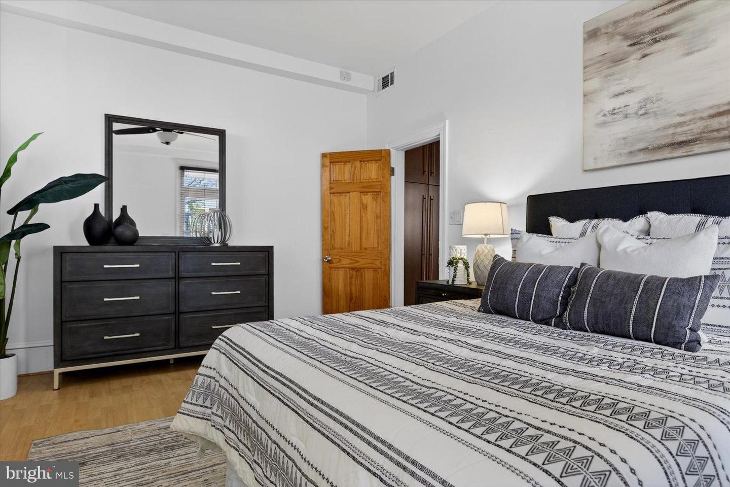 911 INDEPENDENCE AVE SE, WASHINGTON, District Of Columbia 20003, 3 Bedrooms Bedrooms, 5 Rooms Rooms,2 BathroomsBathrooms,Residential,For sale,911 INDEPENDENCE AVE SE,DCDC2248816 MLS # DCDC2248816