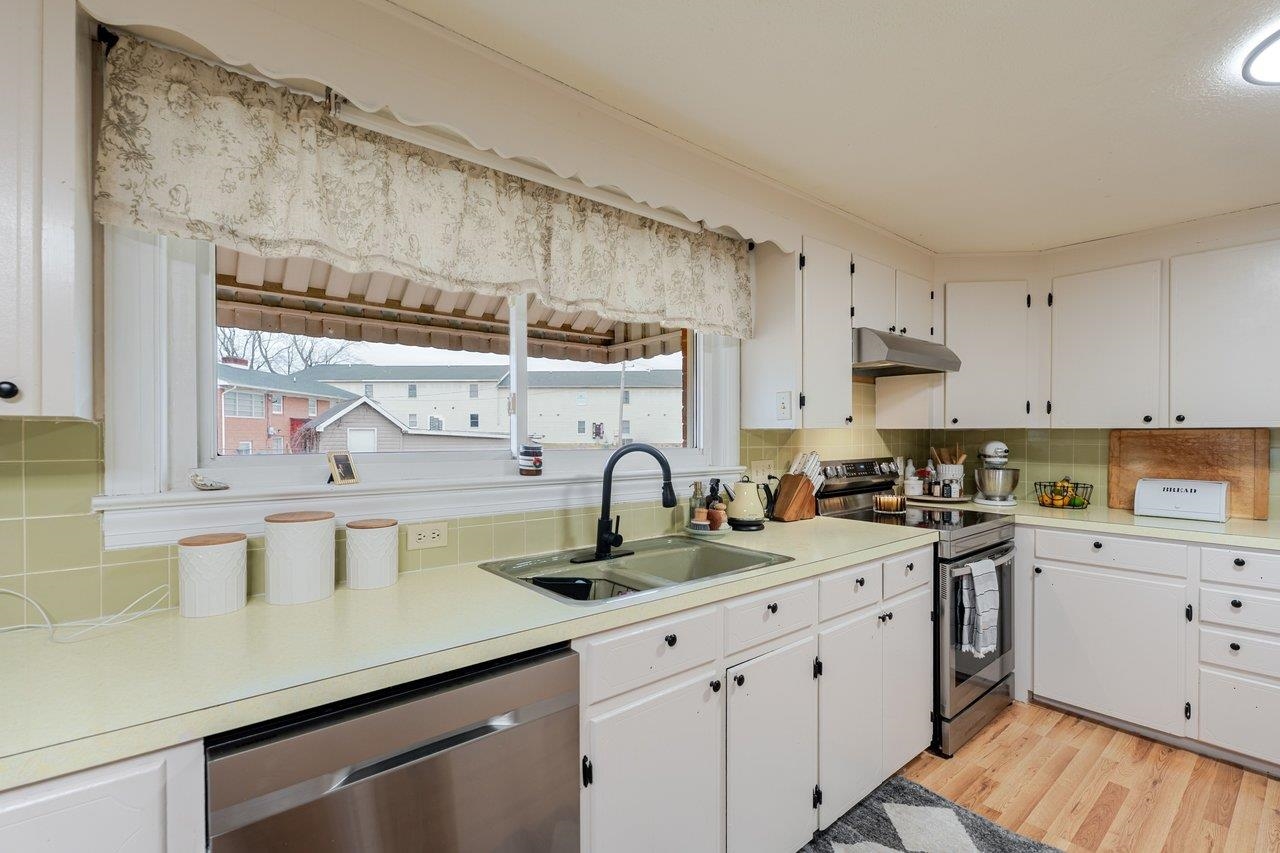 114 CLARKE AVE, ELKTON, Virginia 22827, 3 Bedrooms Bedrooms, ,2 BathroomsBathrooms,Residential,114 CLARKE AVE,674026 MLS # 674026