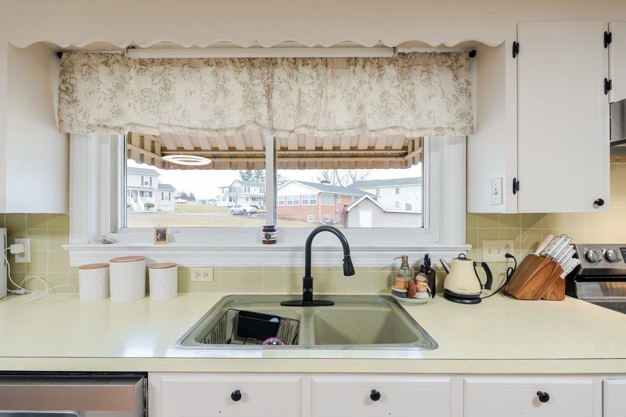 114 CLARKE AVE, ELKTON, Virginia 22827, 3 Bedrooms Bedrooms, ,2 BathroomsBathrooms,Residential,114 CLARKE AVE,674026 MLS # 674026