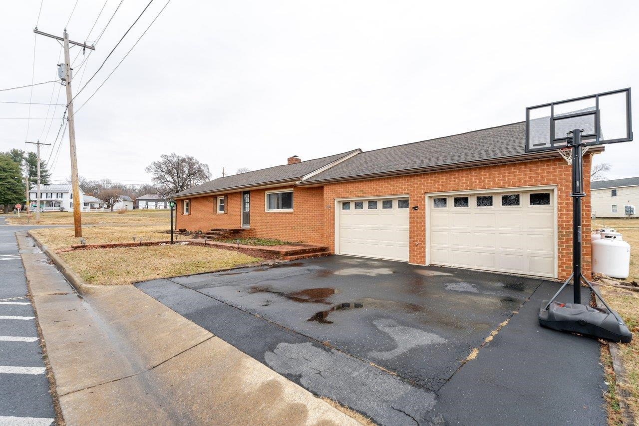 114 CLARKE AVE, ELKTON, Virginia 22827, 3 Bedrooms Bedrooms, ,2 BathroomsBathrooms,Residential,114 CLARKE AVE,674026 MLS # 674026