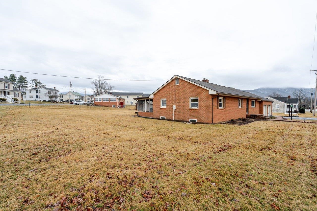 114 CLARKE AVE, ELKTON, Virginia 22827, 3 Bedrooms Bedrooms, ,2 BathroomsBathrooms,Residential,114 CLARKE AVE,674026 MLS # 674026