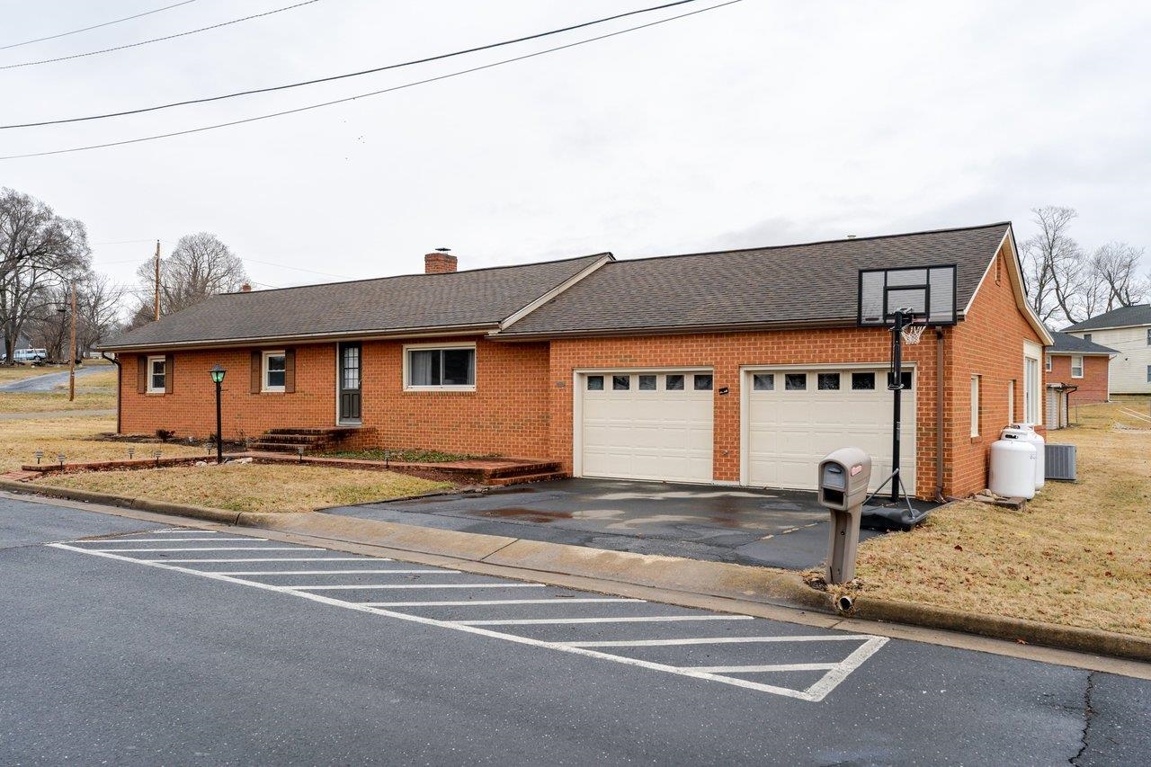 114 CLARKE AVE, ELKTON, Virginia 22827, 3 Bedrooms Bedrooms, ,2 BathroomsBathrooms,Residential,114 CLARKE AVE,674026 MLS # 674026