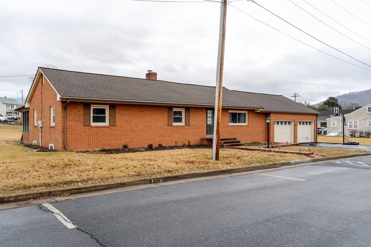 114 CLARKE AVE, ELKTON, Virginia 22827, 3 Bedrooms Bedrooms, ,2 BathroomsBathrooms,Residential,114 CLARKE AVE,674026 MLS # 674026