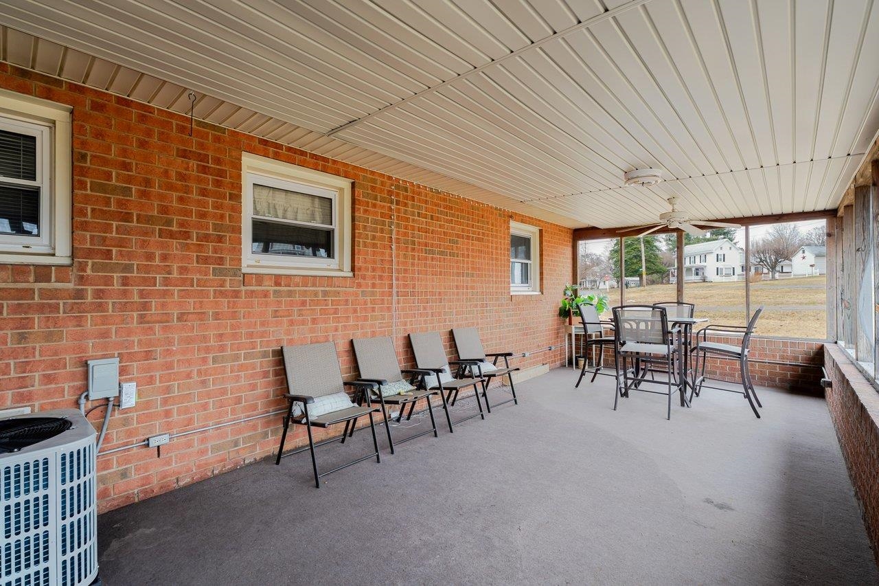 114 CLARKE AVE, ELKTON, Virginia 22827, 3 Bedrooms Bedrooms, ,2 BathroomsBathrooms,Residential,114 CLARKE AVE,674026 MLS # 674026