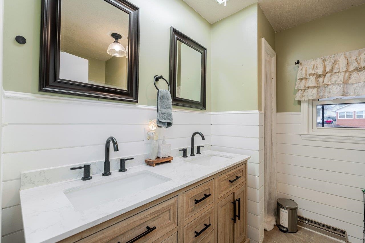 114 CLARKE AVE, ELKTON, Virginia 22827, 3 Bedrooms Bedrooms, ,2 BathroomsBathrooms,Residential,114 CLARKE AVE,674026 MLS # 674026