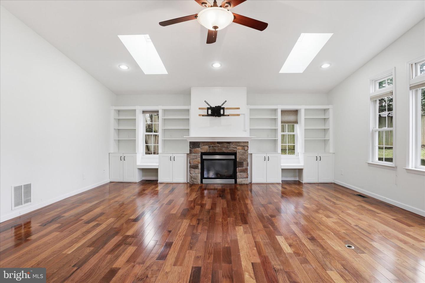 4901 RED FOX DR, ANNANDALE, Virginia 22003, 4 Bedrooms Bedrooms, 12 Rooms Rooms,Residential,For sale,4901 RED FOX DR,VAFX2288352 MLS # VAFX2288352