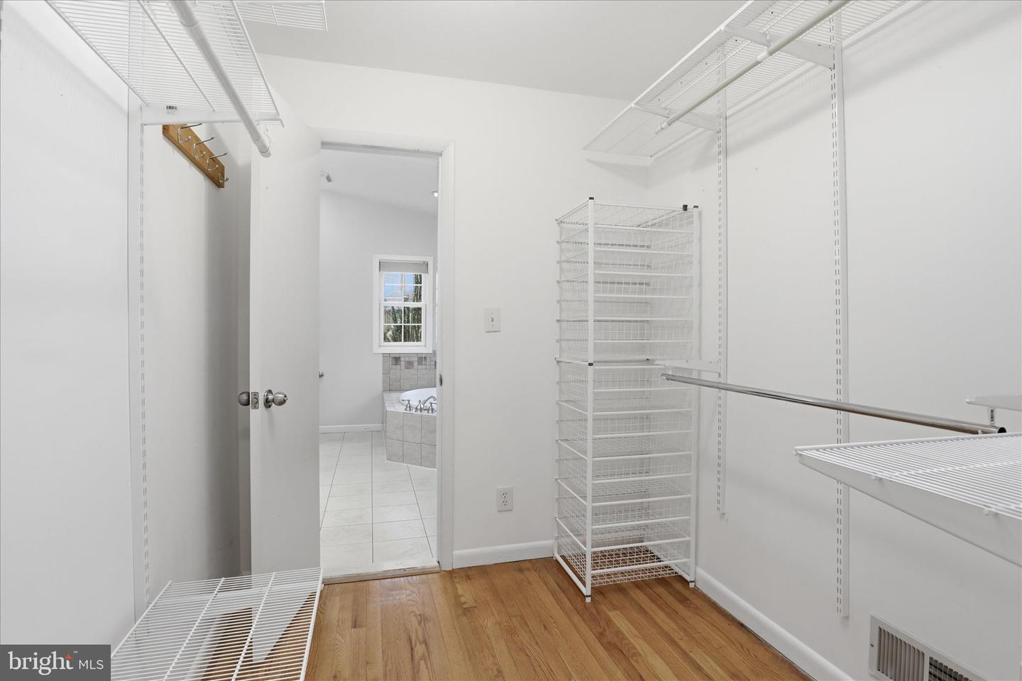 4901 RED FOX DR, ANNANDALE, Virginia 22003, 4 Bedrooms Bedrooms, 12 Rooms Rooms,Residential,For sale,4901 RED FOX DR,VAFX2288352 MLS # VAFX2288352