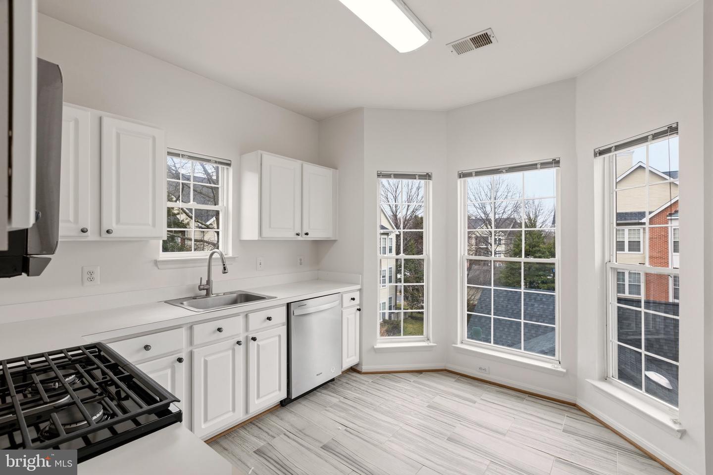 4131 FOUNTAINSIDE LN #202, FAIRFAX, Virginia 22030, 3 Bedrooms Bedrooms, 7 Rooms Rooms,2 BathroomsBathrooms,Residential,For sale,4131 FOUNTAINSIDE LN #202,VAFX2291226 MLS # VAFX2291226