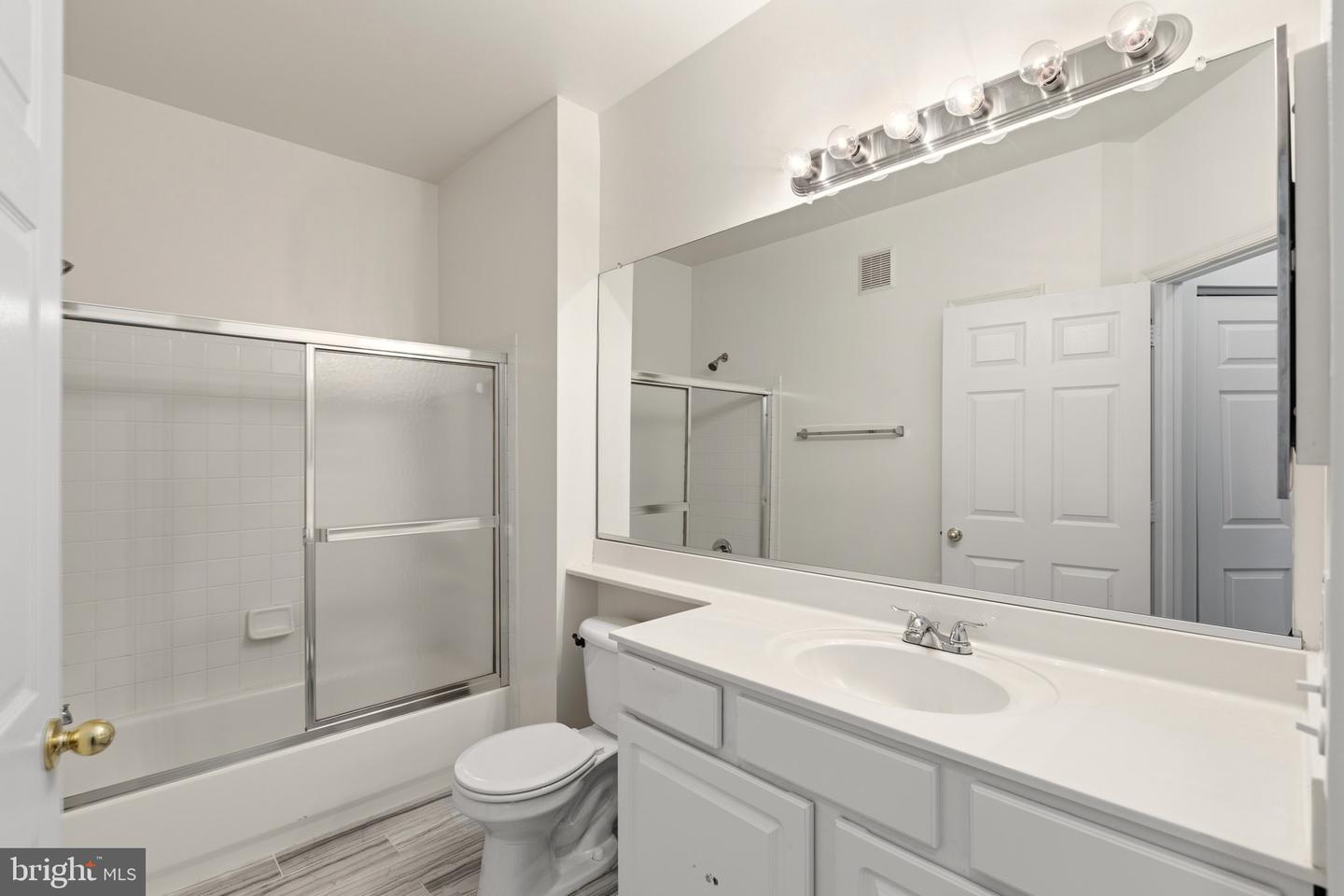 4131 FOUNTAINSIDE LN #202, FAIRFAX, Virginia 22030, 3 Bedrooms Bedrooms, 7 Rooms Rooms,2 BathroomsBathrooms,Residential,For sale,4131 FOUNTAINSIDE LN #202,VAFX2291226 MLS # VAFX2291226