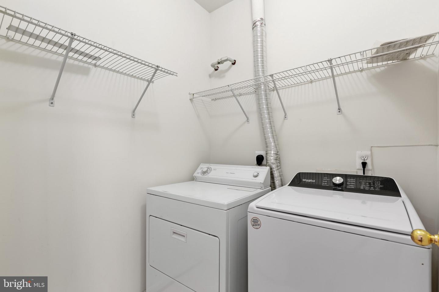 4131 FOUNTAINSIDE LN #202, FAIRFAX, Virginia 22030, 3 Bedrooms Bedrooms, 7 Rooms Rooms,2 BathroomsBathrooms,Residential,For sale,4131 FOUNTAINSIDE LN #202,VAFX2291226 MLS # VAFX2291226