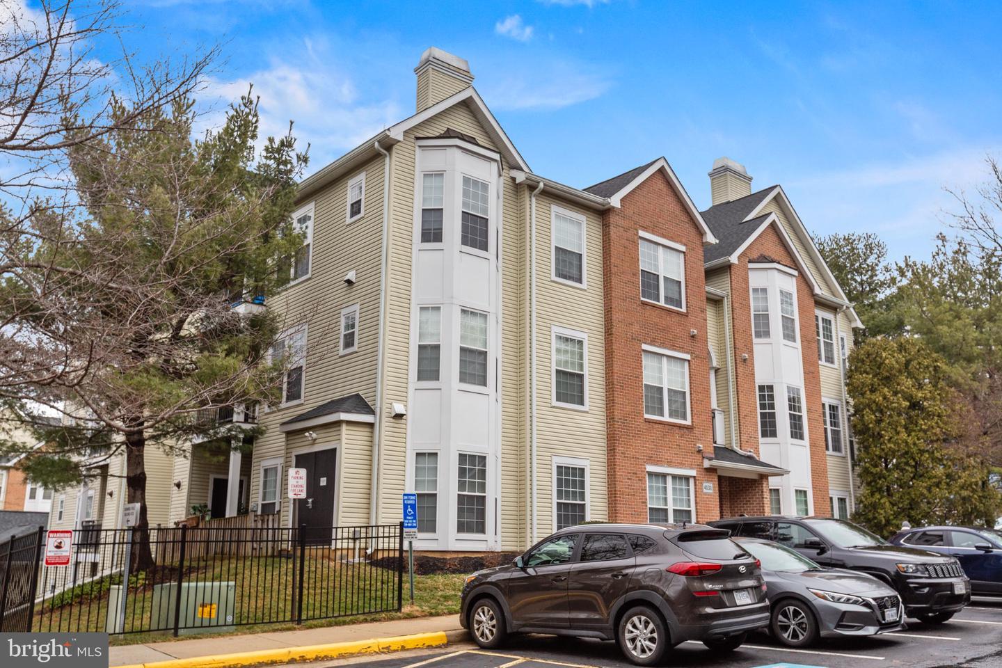 4131 FOUNTAINSIDE LN #202, FAIRFAX, Virginia 22030, 3 Bedrooms Bedrooms, 7 Rooms Rooms,2 BathroomsBathrooms,Residential,For sale,4131 FOUNTAINSIDE LN #202,VAFX2291226 MLS # VAFX2291226