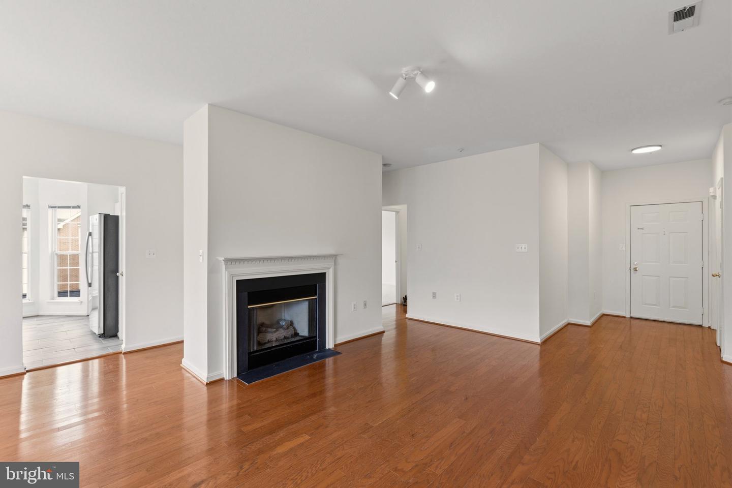 4131 FOUNTAINSIDE LN #202, FAIRFAX, Virginia 22030, 3 Bedrooms Bedrooms, 7 Rooms Rooms,2 BathroomsBathrooms,Residential,For sale,4131 FOUNTAINSIDE LN #202,VAFX2291226 MLS # VAFX2291226