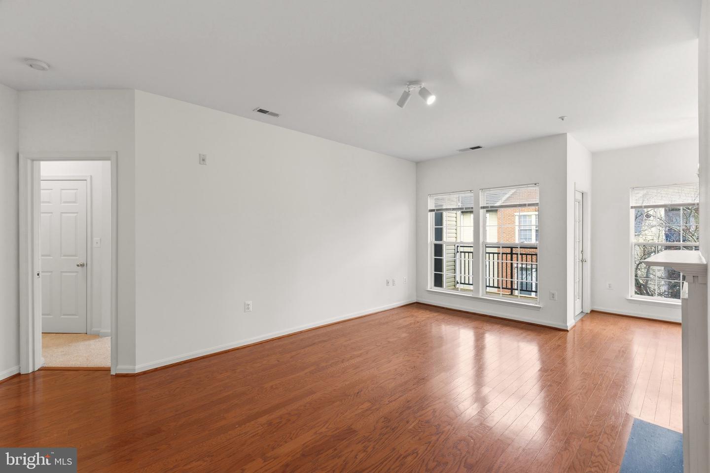 4131 FOUNTAINSIDE LN #202, FAIRFAX, Virginia 22030, 3 Bedrooms Bedrooms, 7 Rooms Rooms,2 BathroomsBathrooms,Residential,For sale,4131 FOUNTAINSIDE LN #202,VAFX2291226 MLS # VAFX2291226