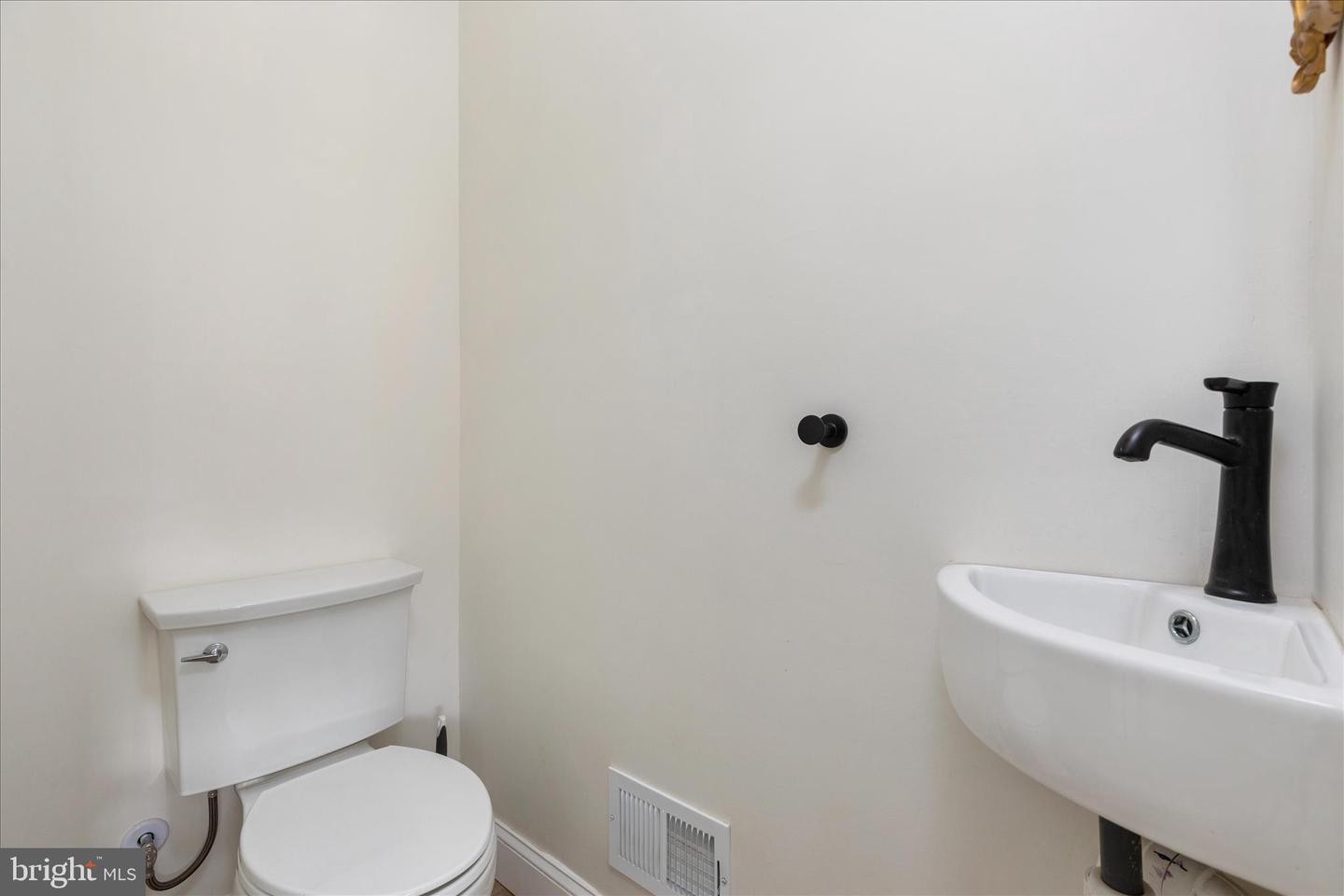 5655 STRASBURG RD, STRASBURG, Virginia 22657, 3 Bedrooms Bedrooms, ,2 BathroomsBathrooms,Residential,For sale,5655 STRASBURG RD,VAWR2013464 MLS # VAWR2013464