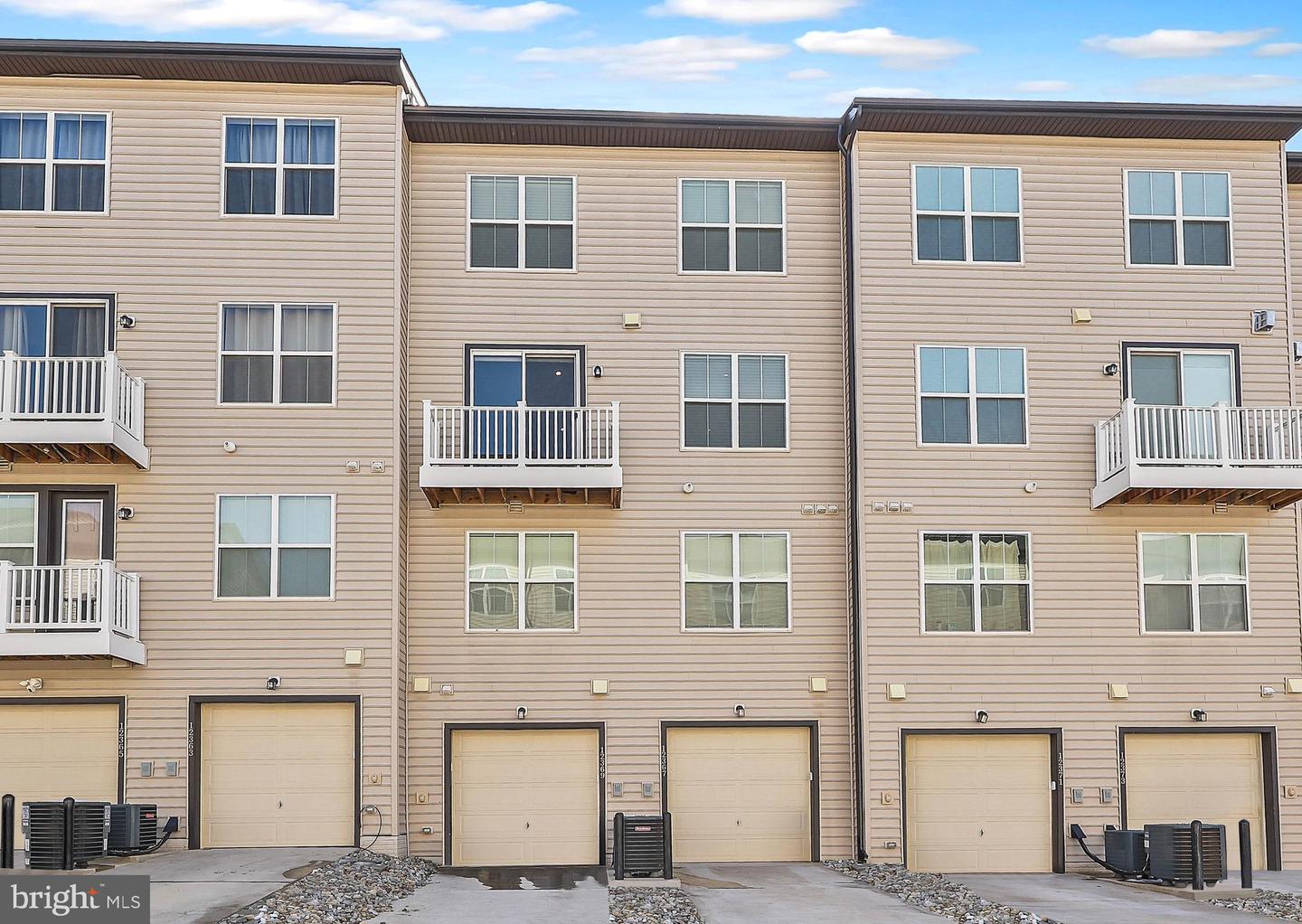 12367 AZURE LN #40, FAIRFAX, Virginia 22033, 3 Bedrooms Bedrooms, ,2 BathroomsBathrooms,Residential,For sale,12367 AZURE LN #40,VAFX2292884 MLS # VAFX2292884