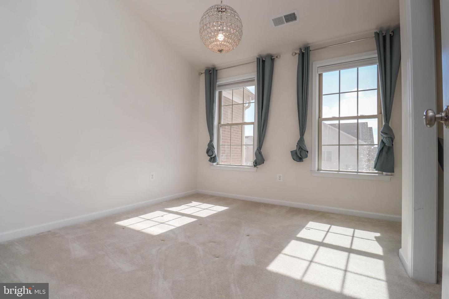 24972 GLASGOW HEIGHTS TER, CHANTILLY, Virginia 20152, 3 Bedrooms Bedrooms, 7 Rooms Rooms,2 BathroomsBathrooms,Residential,For sale,24972 GLASGOW HEIGHTS TER,VALO2116830 MLS # VALO2116830