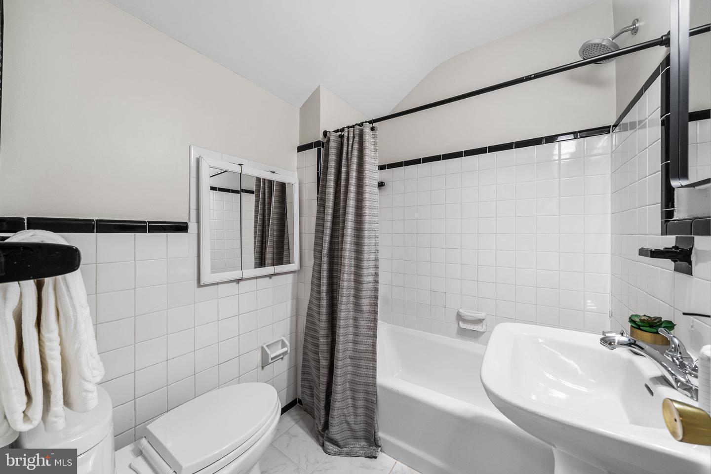 4923 34TH RD N, ARLINGTON, Virginia 22207, 4 Bedrooms Bedrooms, ,3 BathroomsBathrooms,Residential,For sale,4923 34TH RD N,VAAR2069338 MLS # VAAR2069338