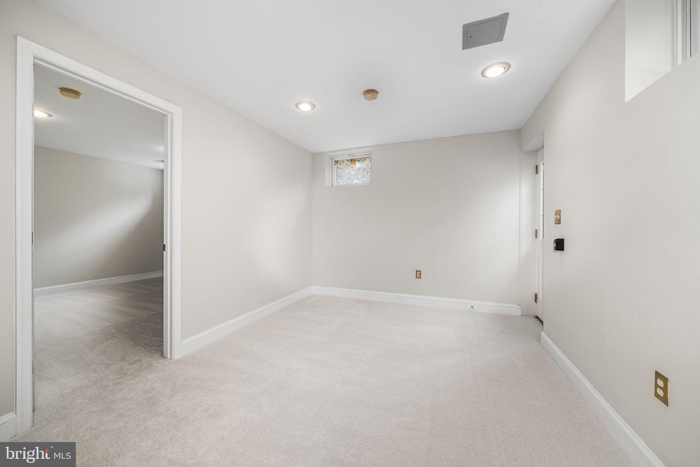 4923 34TH RD N, ARLINGTON, Virginia 22207, 4 Bedrooms Bedrooms, ,3 BathroomsBathrooms,Residential,For sale,4923 34TH RD N,VAAR2069338 MLS # VAAR2069338