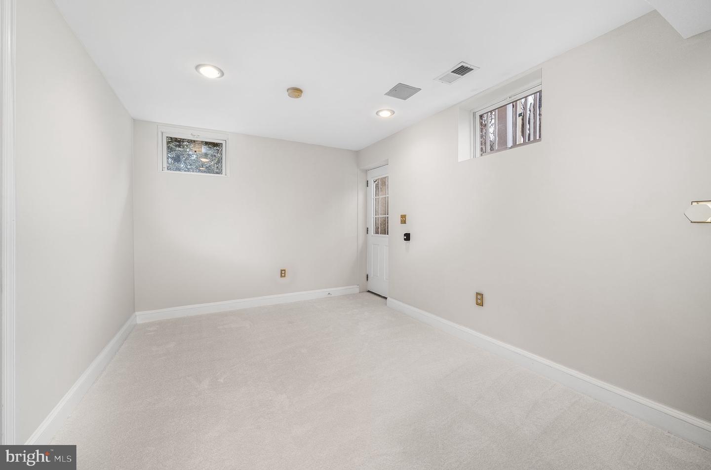 4923 34TH RD N, ARLINGTON, Virginia 22207, 4 Bedrooms Bedrooms, ,3 BathroomsBathrooms,Residential,For sale,4923 34TH RD N,VAAR2069338 MLS # VAAR2069338